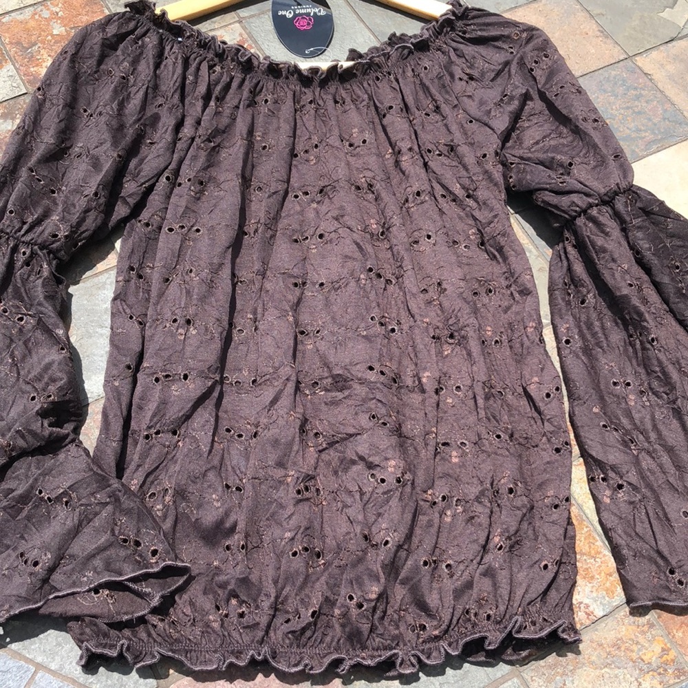 NWT Off shoulder elastic closure long sleeve Small